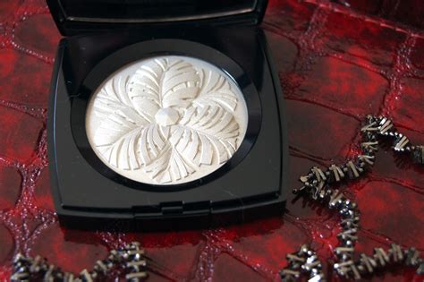 Chanel Camelia de Plumes Highlighting Powder (Holiday 2014